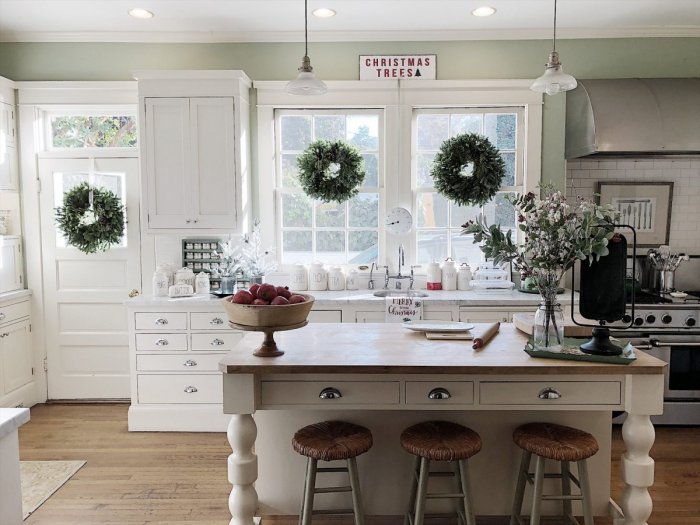 Simple christmas kitchen decor