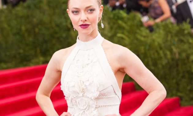 Amanda Seyfrieds Wedding Dress A Detailed Look