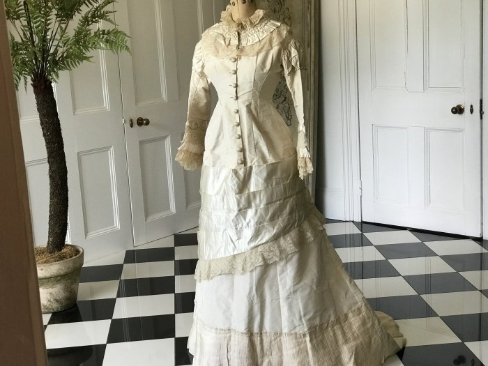 1800s style wedding dress