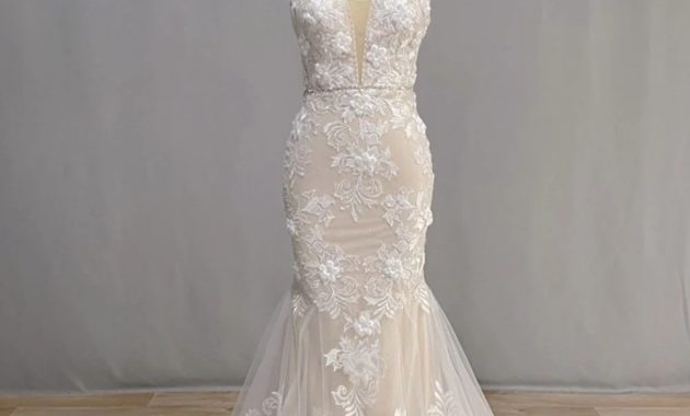 3D Leaves Applique Lace V-Neck Wedding Dress